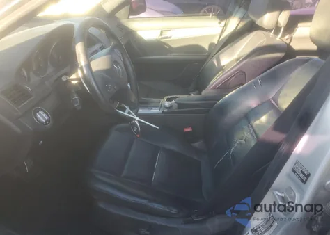 2009 Mercedes-Benz C 300 из США, поврежденный, VIN WDDGF54XX9F204046